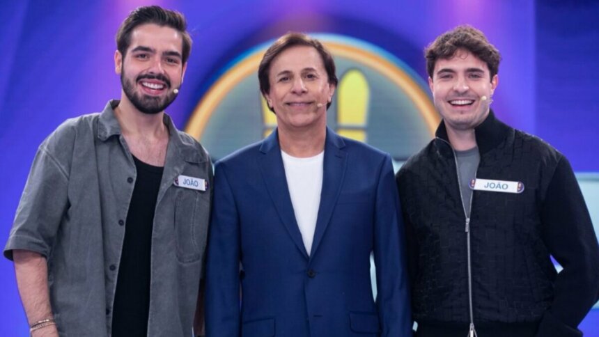João Augusto Liberato, Tom Cavalcante e João Silva em foto posada no cenário do Acerte ou Caia