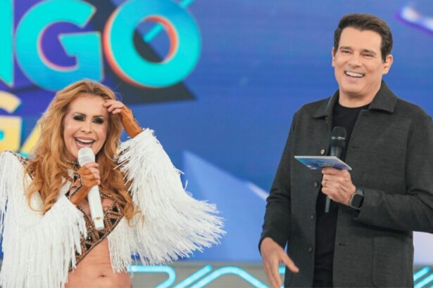 Joelma sorridente ao lado de Celso Portiolli no palco do Domingo Legal