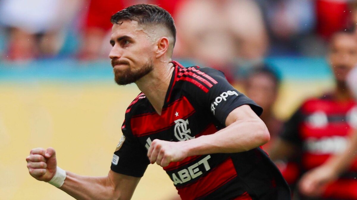 Jorginho comemorando gol no jogo Flamengo x Bayern pela Copa do Mundo de Clubes