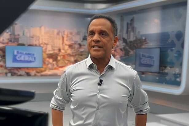 José Eduardo de camisa cinza apresentando o Balanço Geral BA na RECORD Bahia