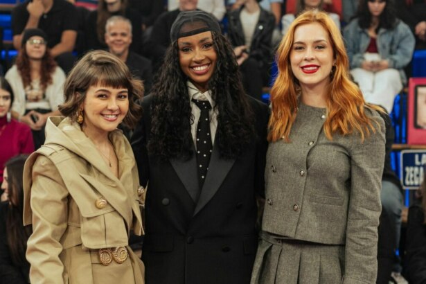 Klara Castanho, Gabz e Sophia Abrahão em foto posada no cenário do Altas Horas