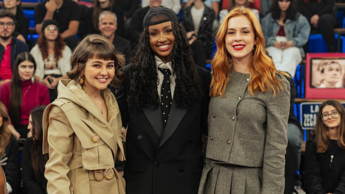Klara Castanho, Gabz e Sophia Abrahão em foto posada no cenário do Altas Horas