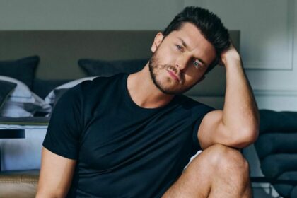 Klebber Toledo de camiseta preta, em trecho de um ensaio sensual