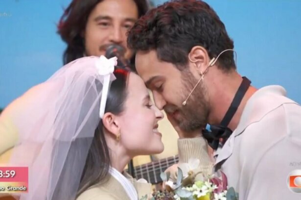 Larissa Manoela e André Luiz Frambach trocando beijos e carinhos no Encontro