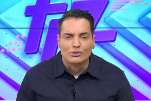 Leo Dias em trecho no cenário do Fofocalizando