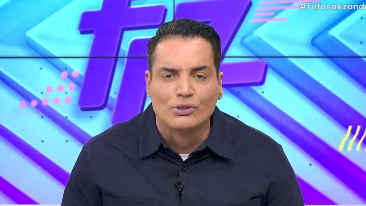Leo Dias em trecho no cenário do Fofocalizando