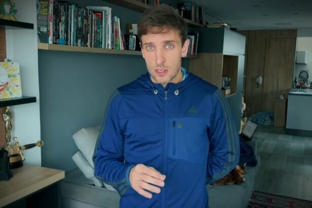 Leo Lins, de agasalho azul, em vídeo gravado na sala da sua casa
