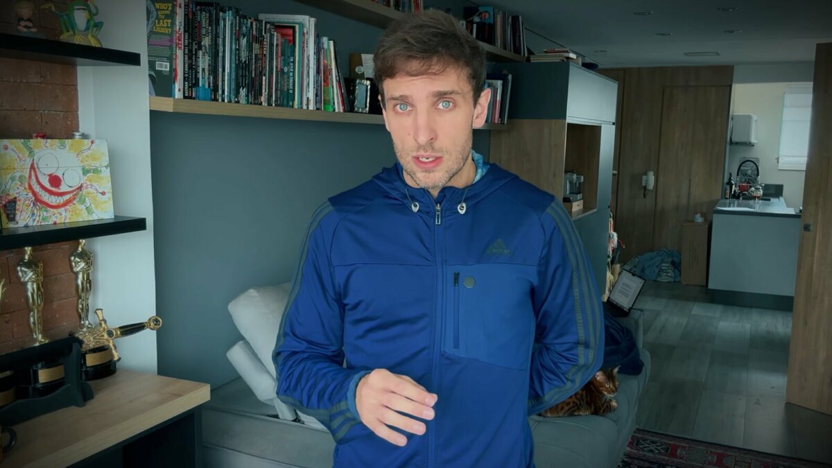 Leo Lins, de agasalho azul, em vídeo gravado na sala da sua casa