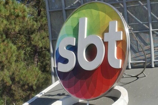 Logo SBT, exposto na fachada da sede da emissora