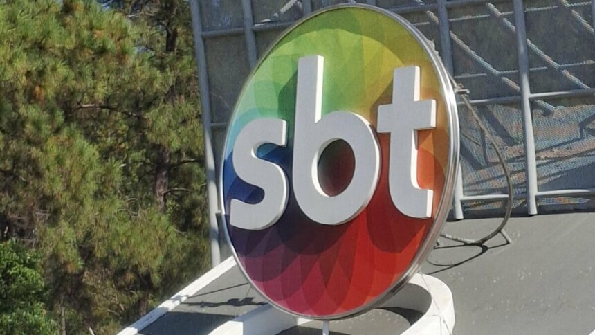 Logo SBT, exposto na fachada da sede da emissora