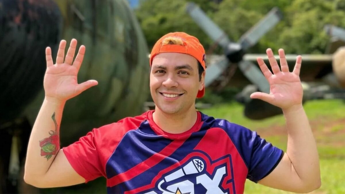 Luccas Neto, com os braços erguidos, em trecho do programa Luccas Toon
