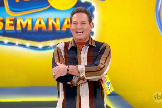 Luis Ricardo com os braços cruzados e sorrindo no cenário da Tele Sena Semanal edição 54