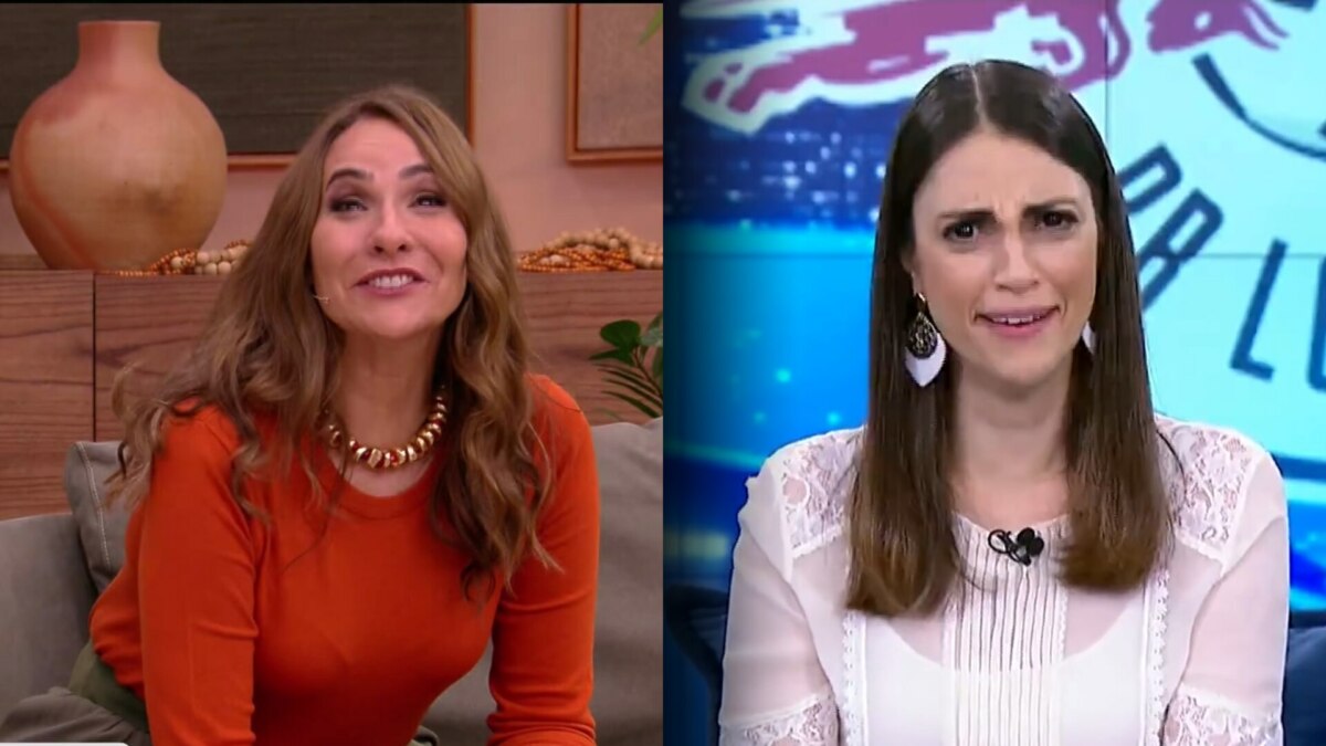 Maria Beltrão veste blusa vermelha e sorrir ao comentar futebol no É de Cada, ao lado Chris Flores de blusa branca no Fofocalizando