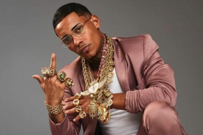 MC Poze do Rodo com vários cordões de ouro em foto posada