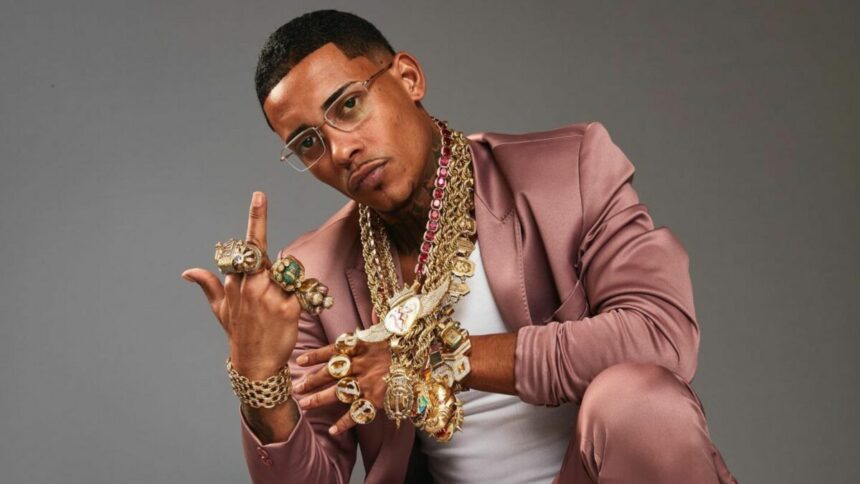 MC Poze do Rodo com vários cordões de ouro em foto posada