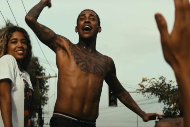 MC Poze do Rodo, sem camisa, em trecho de clipe de música nova