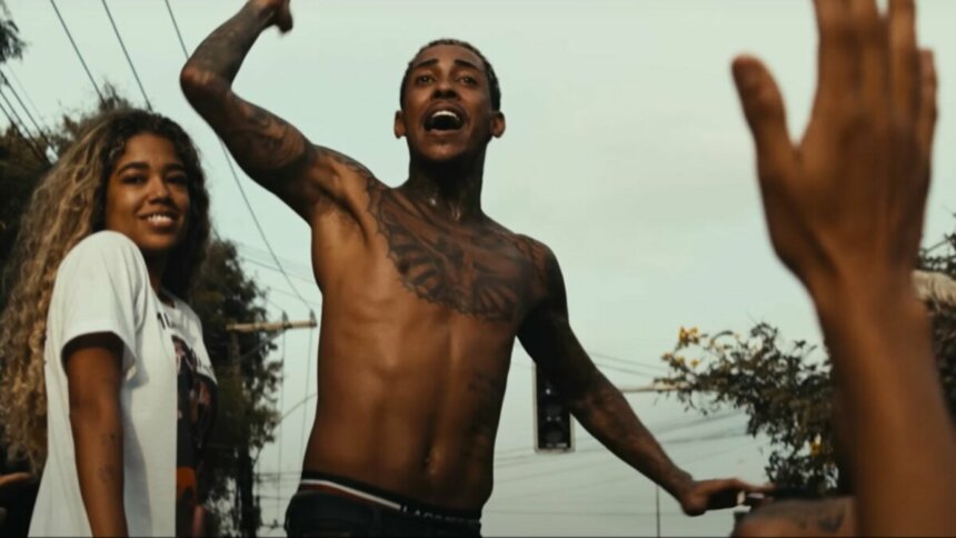 MC Poze do Rodo, sem camisa, em trecho de clipe de música nova