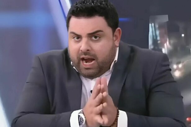 Macedão da Chinelada, gesticulando com as mãos, em trecho do Tá na Hora no SBT
