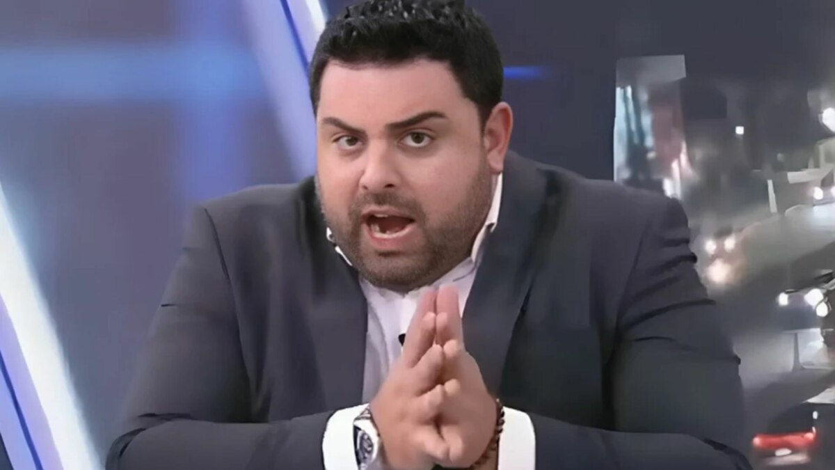Macedão da Chinelada, gesticulando com as mãos, em trecho do Tá na Hora no SBT
