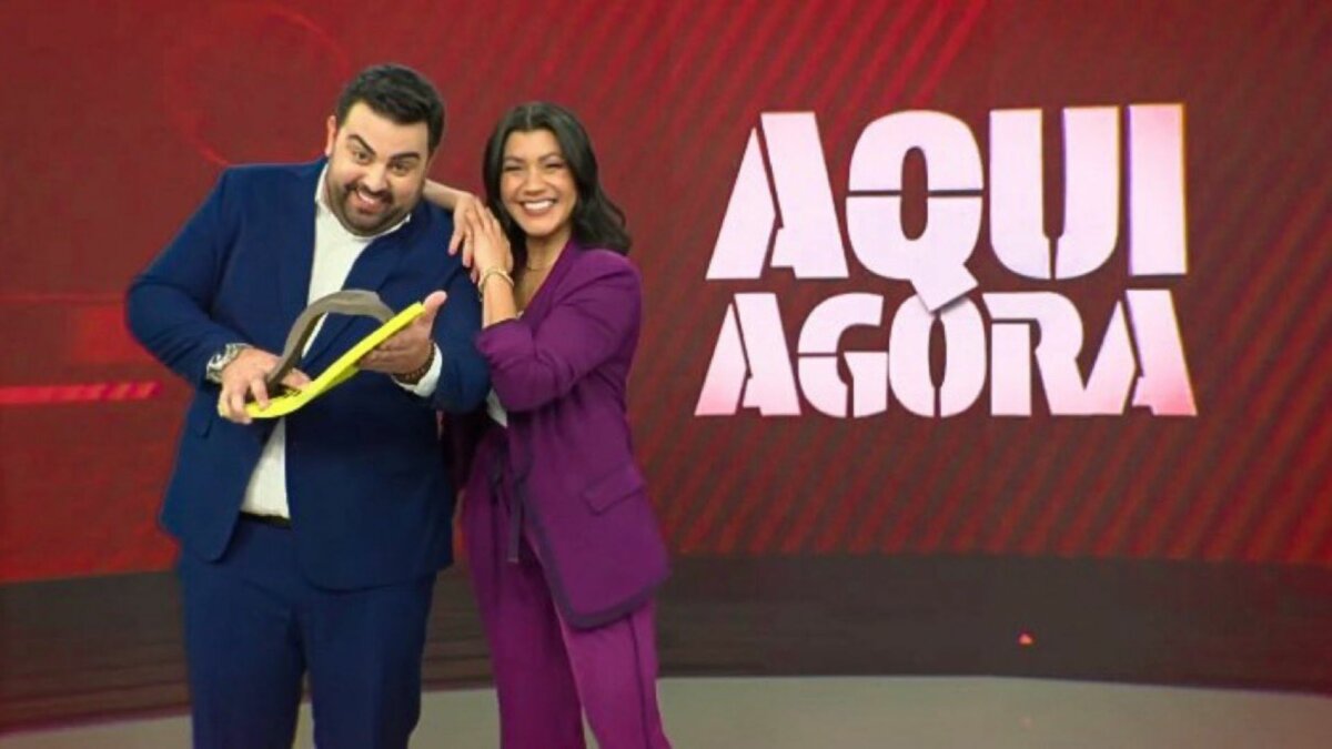 Macedão da Chinelada e Daniele Brandi no cenário do Aqui Agora