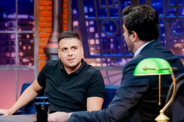 Marcelo Castro e Danilo Gentili em foto posada no cenário do The Noite
