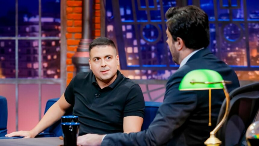 Marcelo Castro e Danilo Gentili em foto posada no cenário do The Noite