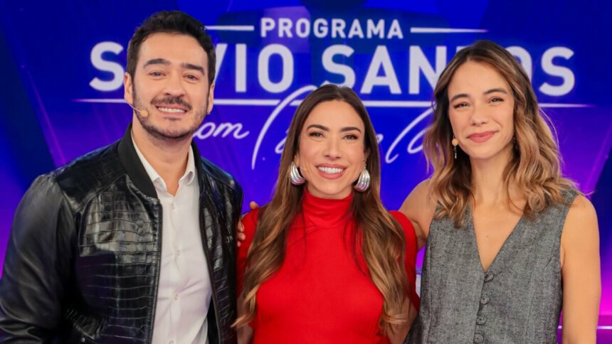 Marcos Veras, Patricia Abravanel e Miá Mello em foto posada no cenário do Programa Silvio Santos