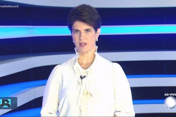 Mariana Godoy em pé, no cenário, em trecho de sua estreia no Jornal da Record