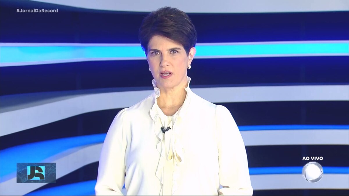Mariana Godoy em pé, no cenário, em trecho de sua estreia no Jornal da Record
