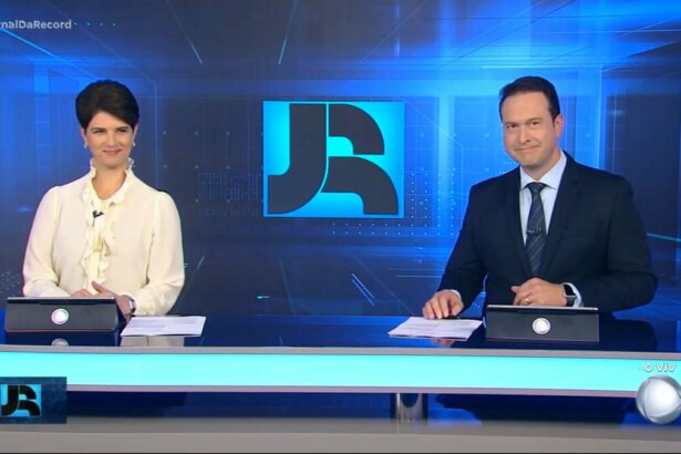 Mariana Godoy e Edu Ribeiro sorridentes na bancada do Jornal da Record