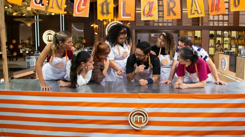 Participantes reunidos em cima da bancada em trecho da Prova dos Pasteis no MasterChef