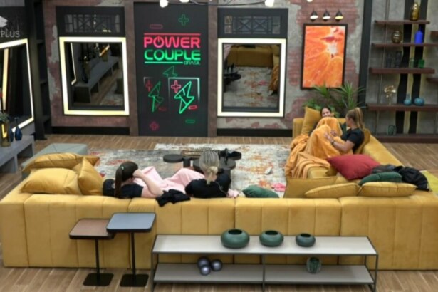 Mulheres reunidas na sala, aguardando a Prova das Mulheres no Power Couple