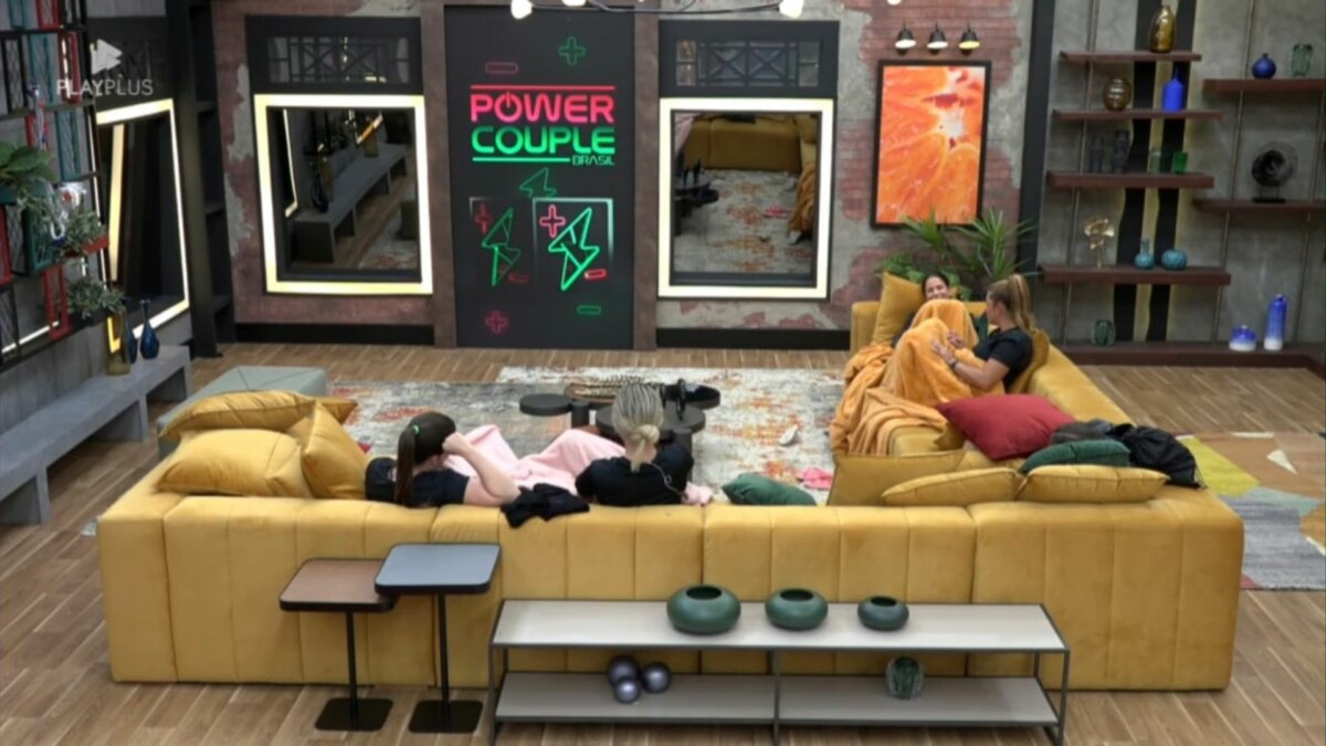 Mulheres reunidas na sala, aguardando a Prova das Mulheres no Power Couple