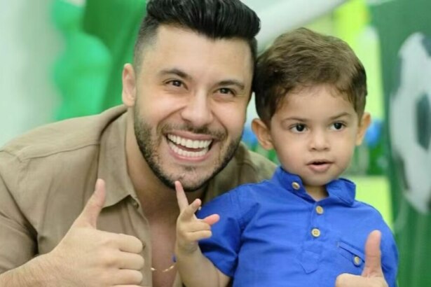 Murilo Huff e o filho Leo Huff sorrindo em foto posada