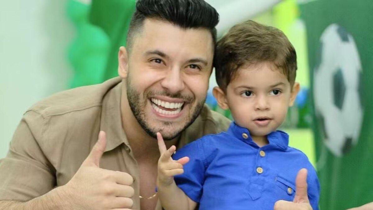 Murilo Huff e o filho Leo Huff sorrindo em foto posada