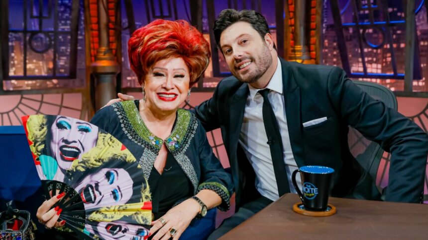 Nany People Danilo Gentili sorridente e juntos, em foto posada no cenário do The Noite