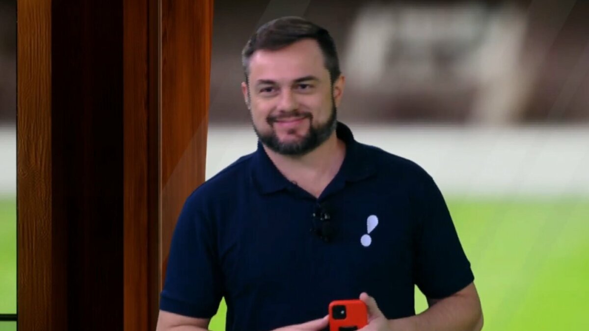 Napoleão de Almeida sorridente e uniformizado, em trecho de transmissão da Série B na RedeTV!