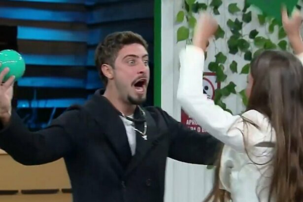 Nat e Eike celebrando a vitória com as Esferas do Poder na mão