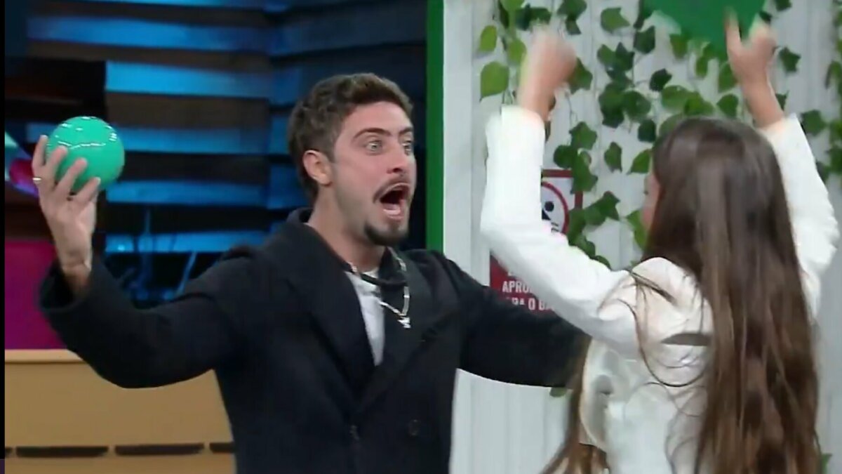 Nat e Eike celebrando a vitória com as Esferas do Poder na mão