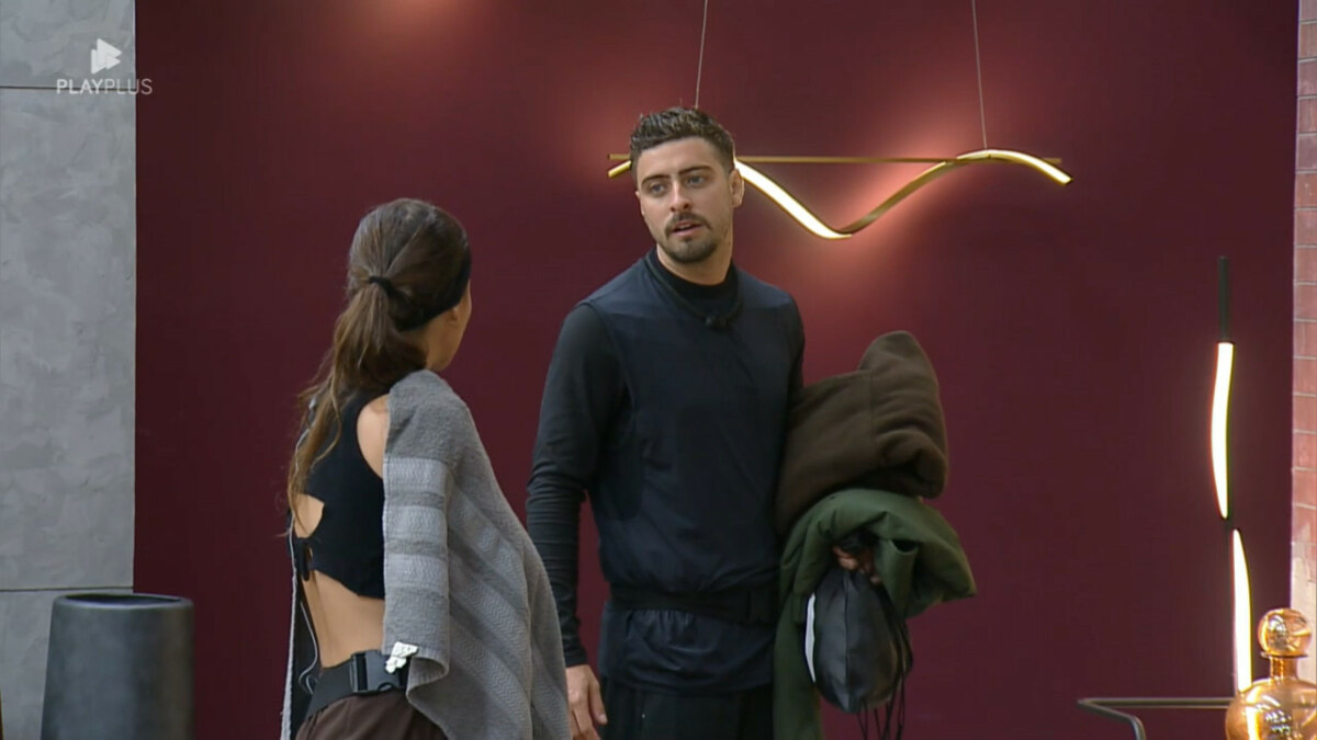 Eike olha para Nat na sala do Power Couple Brasil 7