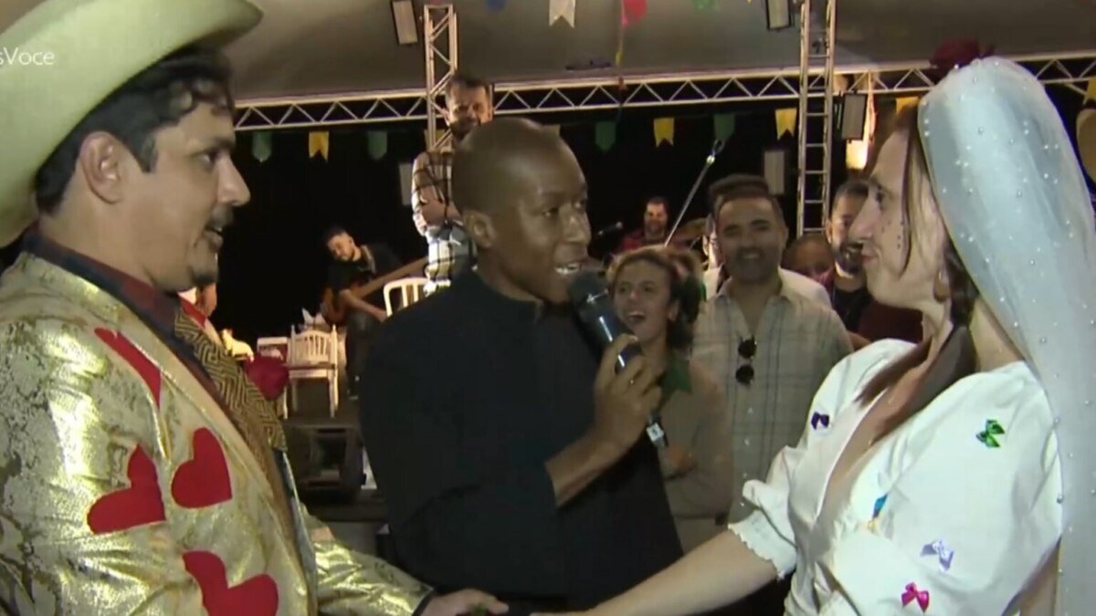 Neguinho de padre celebrando casamento em festa junina no Mais Você