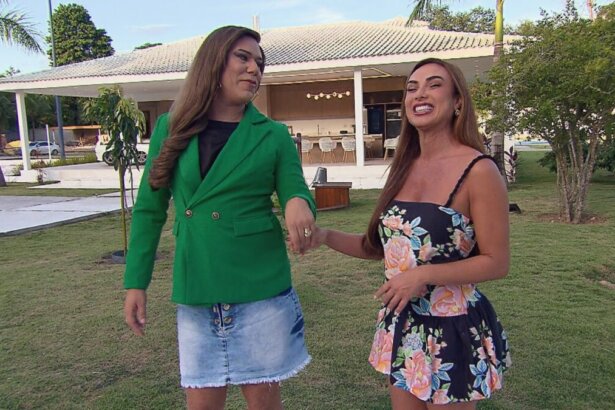 Nick Bohlas sorrir ao lado de Nicole Bahls na área externa do sítio da modelo em gravação do domingo Legal