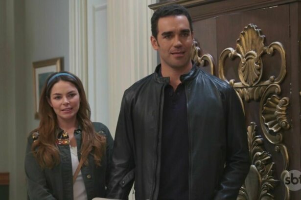 Casal de protagonistas em trecho da novela Eternamente Apaixonados