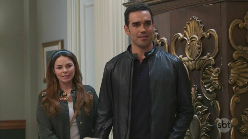 Casal de protagonistas em trecho da novela Eternamente Apaixonados