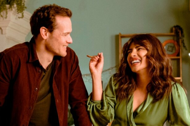 Casal protagonista em trecho do filme O Amor Mandou Mensagem