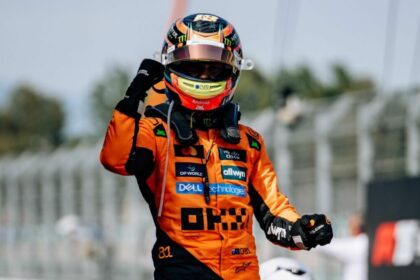 Piloto Oscar Piastri, de capacete, celebrando a vitória do GP da Espanha de Fórmula 1