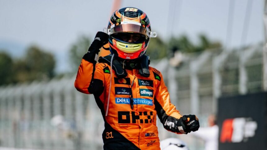 Piloto Oscar Piastri, de capacete, celebrando a vitória do GP da Espanha de Fórmula 1
