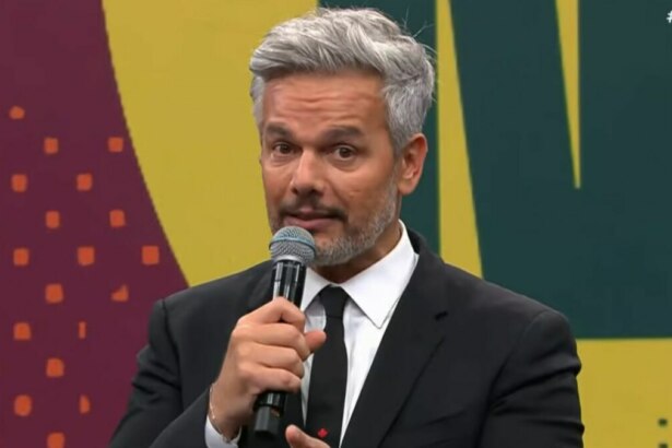 Otaviano Costa de terno, em trecho do Melhor da Noite na Band