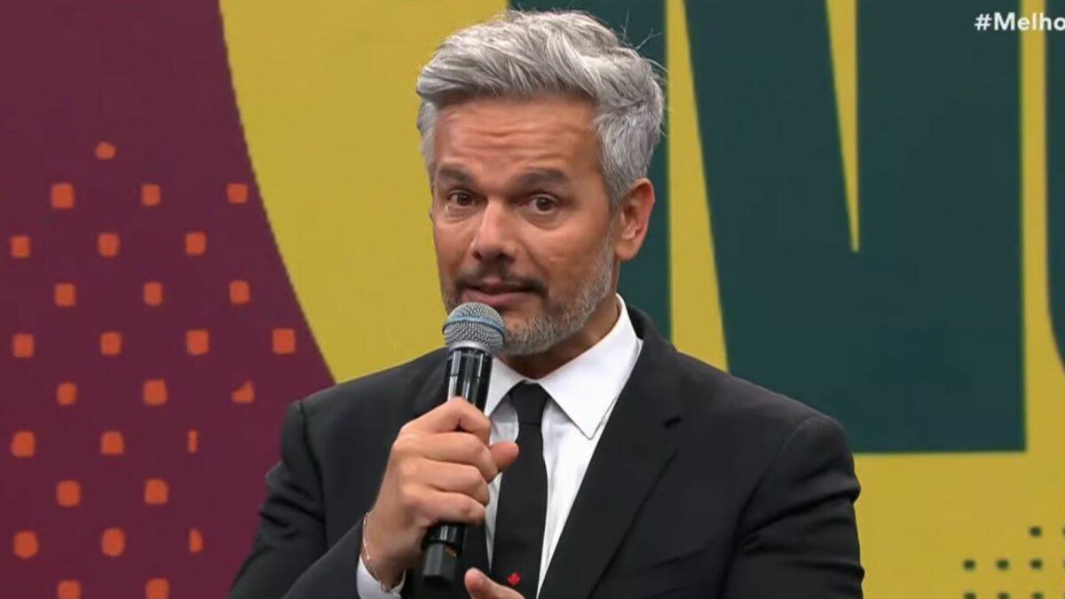 Otaviano Costa de terno, em trecho do Melhor da Noite na Band