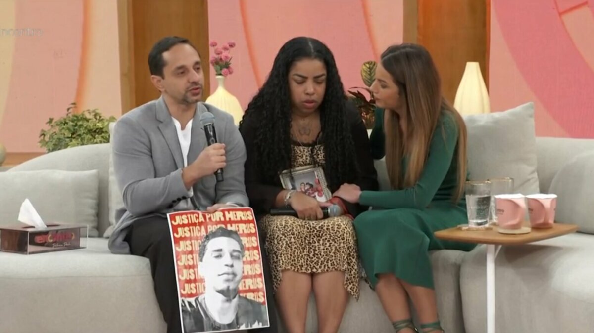 Pais do jovem Herus e Patrícia Poeta sentados no sofá do Encontro